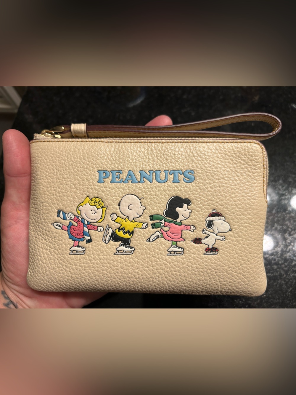 Coach X Peanuts Corner Zip Wristlet With Snoopy And Friends Motif - Picture 4 of 7